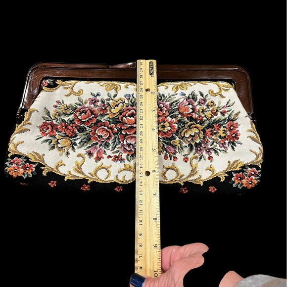 Vintage floral Tapestry clutch bag made in Hong Kong - Picture 7 of 7